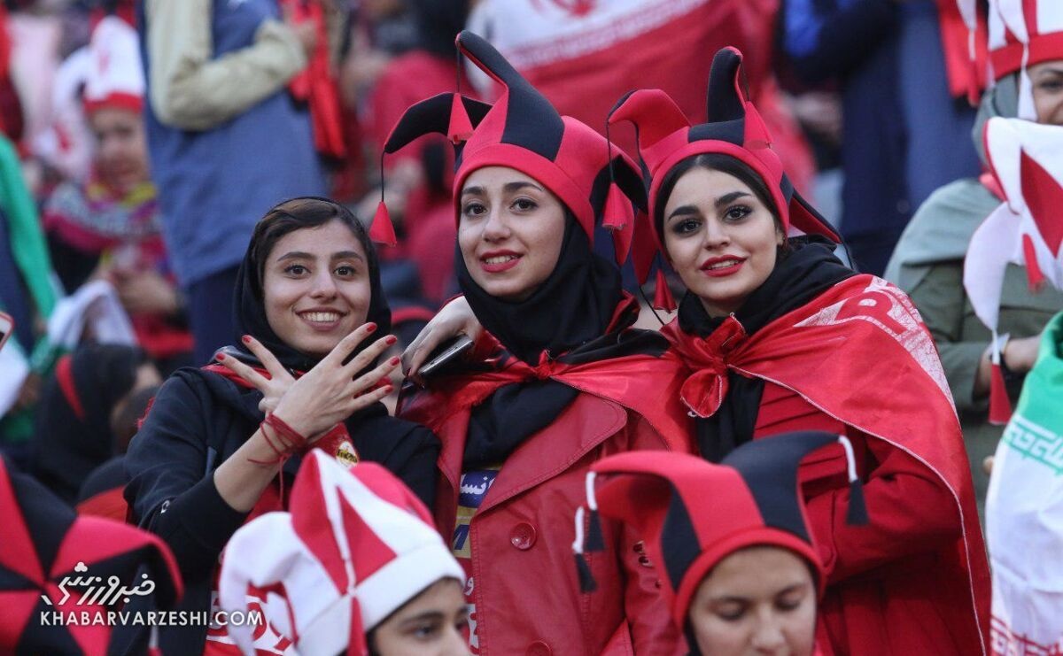 دختران طرفدار استقلال و پرسپولیس توسط ماموران از اطراف ورزشگاه دور شدند + جزییات