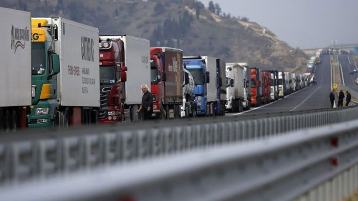 تجمع چندکیلومتری کامیون‌های ایرانی در مرز آذربایجان