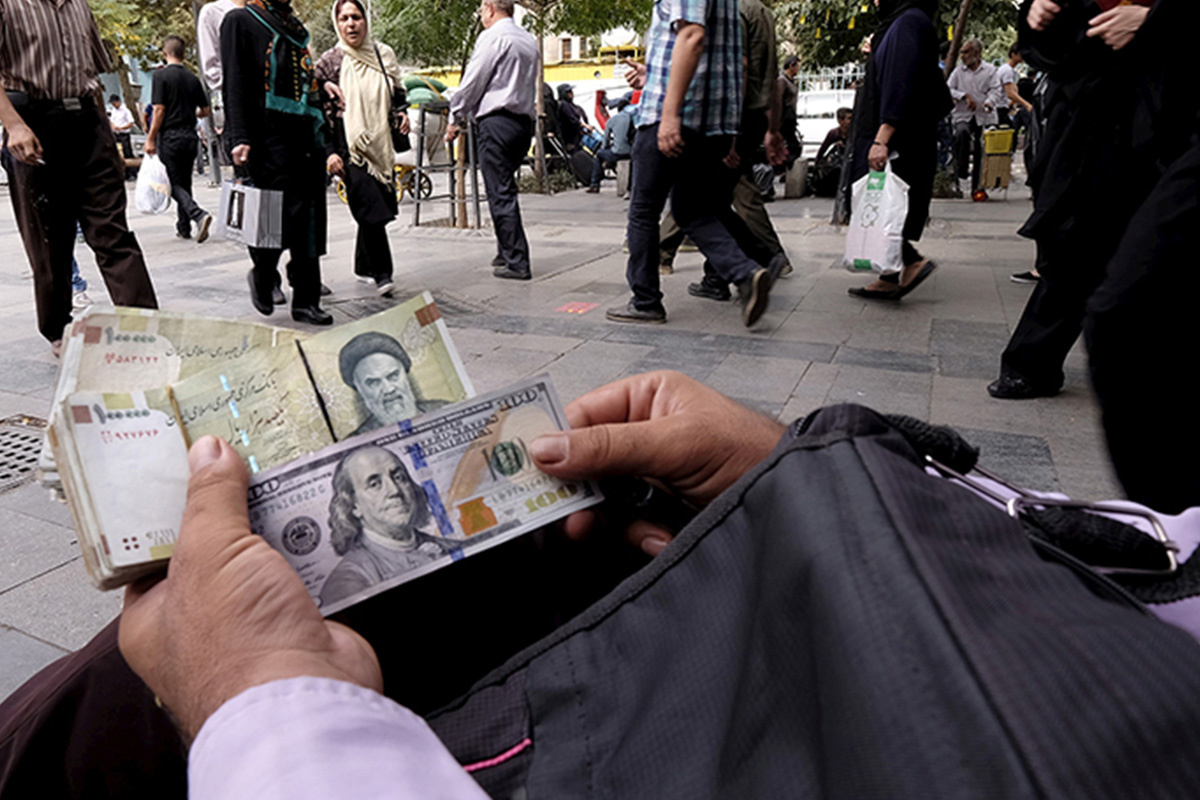 حمله گازانبری پلیس به معاملات صوری دلار