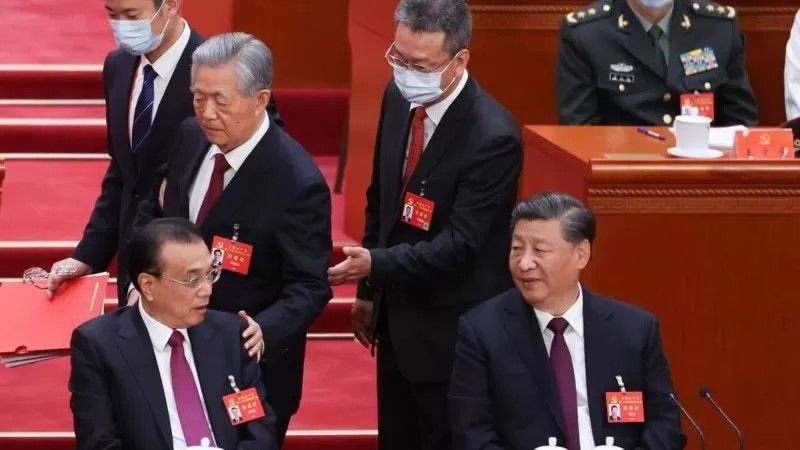 اخراج غیرمنتظره رییس‌جمهور سابق چین از کنگره+ فیلم