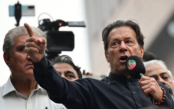 سخنرانی نخست‌وزیر پیشین پاکستان از پشت شیشه ضد گلوله