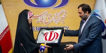 حمله یکی از کارکنان خبرگزاری فارس به آمنهسادات ذبیحپور+ عکس