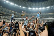 خوشحالی عجیب بازیکن آرژانتین با سطل آشغال پس از قهرمانی + فیلم