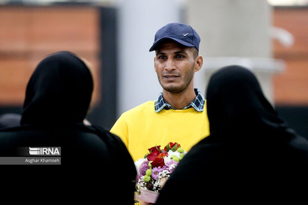 در روز آزادی ۱۴ ماهیگیر اسیر سومالی چه گذشت؟+ عکس