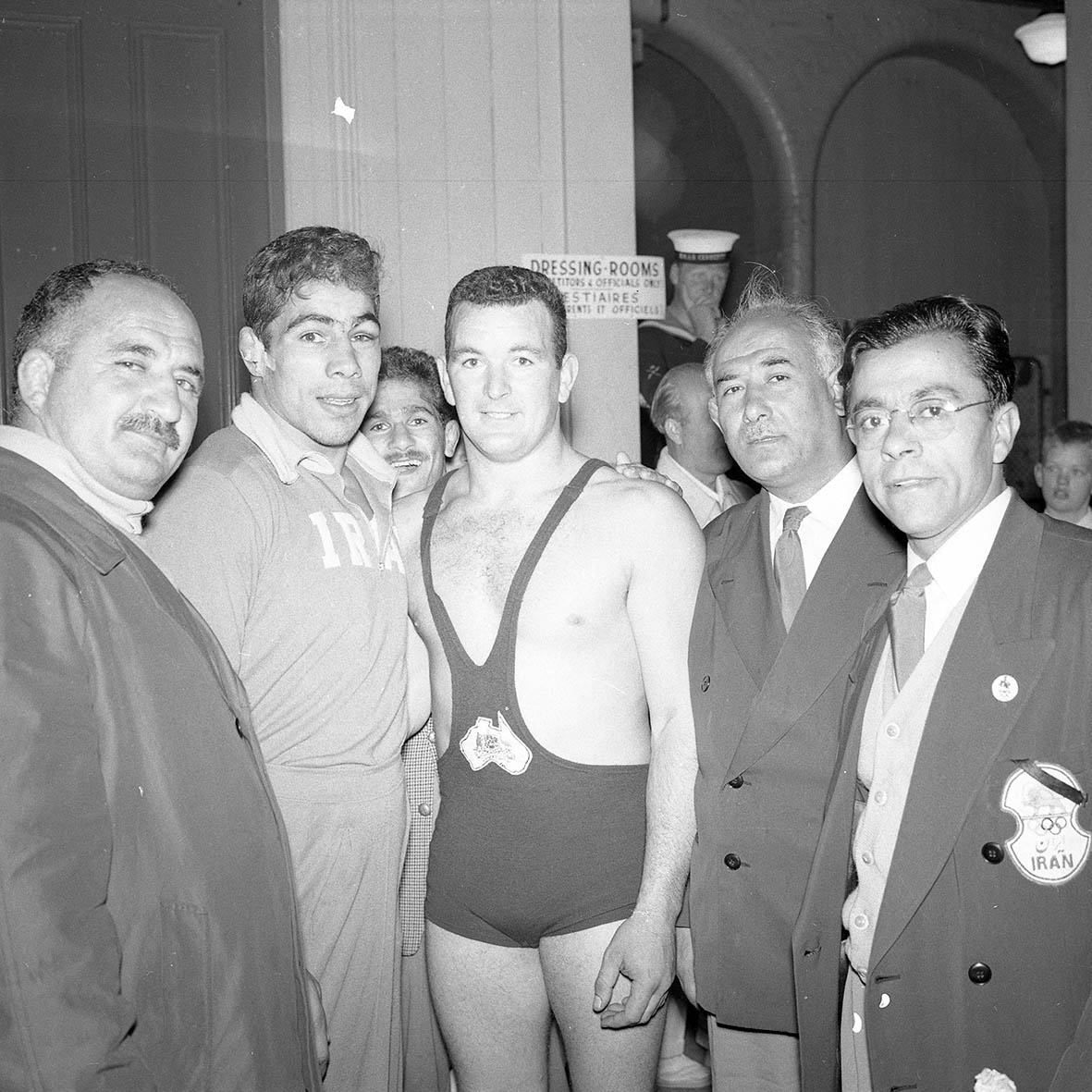 غلامرضا تختی در بازیهای المپیک ۱۹۵۶ ملبورن در کنار یکی از حریفان