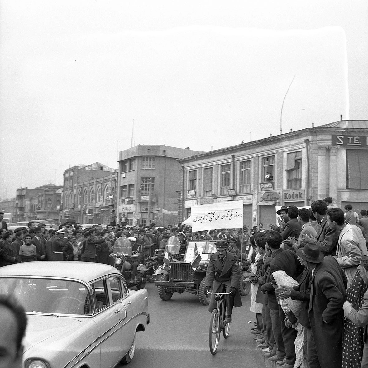 استقبال مردم از غلامرضا تختی پس از کسب مدال طلای بازیهای المپیک ۱۹۵۶ ملبورن