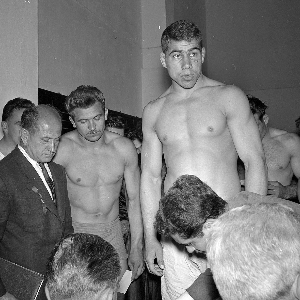 غلامرضا تختی در حال وزن کشی مسابقات جهانی ۱۹۵۷ استانبول