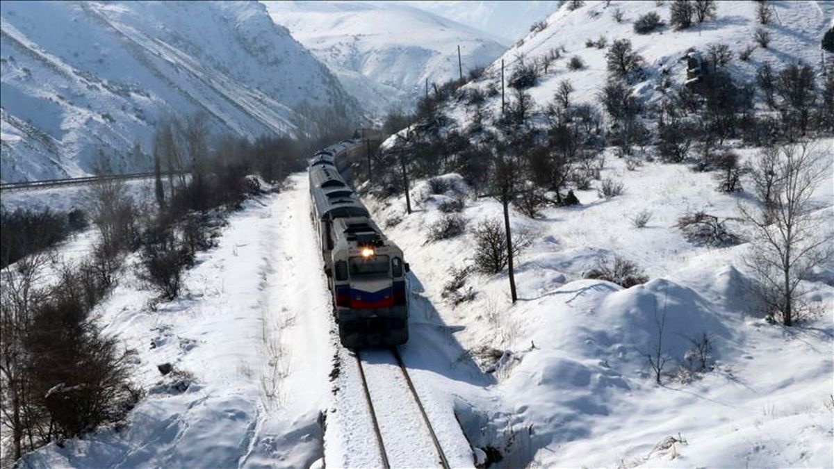 توقف ۱۰ ساعته قطار در میان راه مشهد / مسافران در قطار یخ زدند