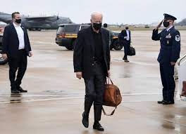 دکمه قطع اینترنت جهان در کیف عجیب رئیس جمهور آمریکا؟ دکمه قطع اینترنت جهان در کیف عجیب رئیس جمهور آمریکا؟