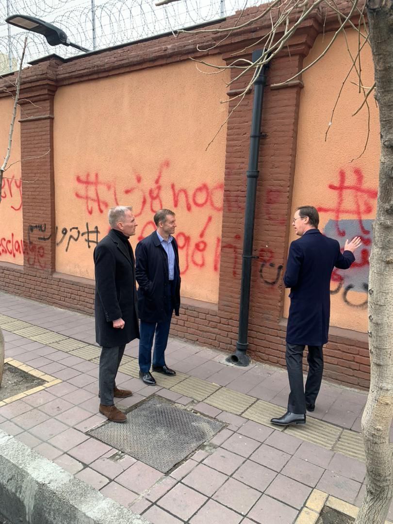 عکس یادگاری سفیران این کشورها با شعارهای ضد غربی+ عکس