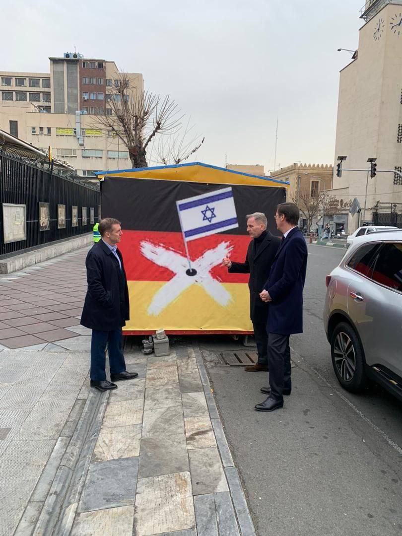 عکس یادگاری سفیران این کشورها با شعارهای ضد غربی+ عکس