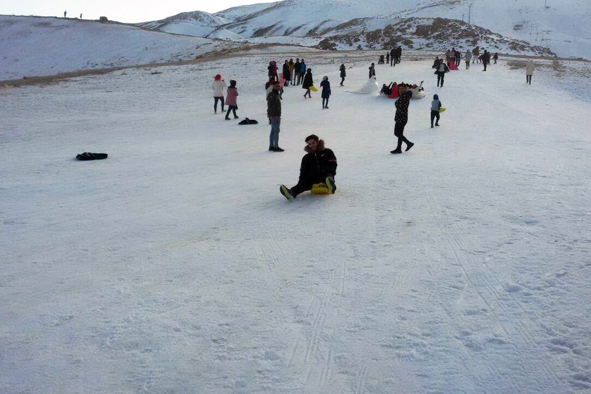 پدربزرگ خوش ذوق با برف پراید درست کرد + عکس پدربزرگ خوش ذوق با برف پراید درست کرد + عکس