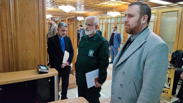 حضور رئیس و نائب رئیس شورای شهر با لباس سپاه پاسداران در صحن شورا