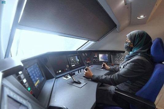 عربستان به زنان گواهینامه قطار هم داد + عکس