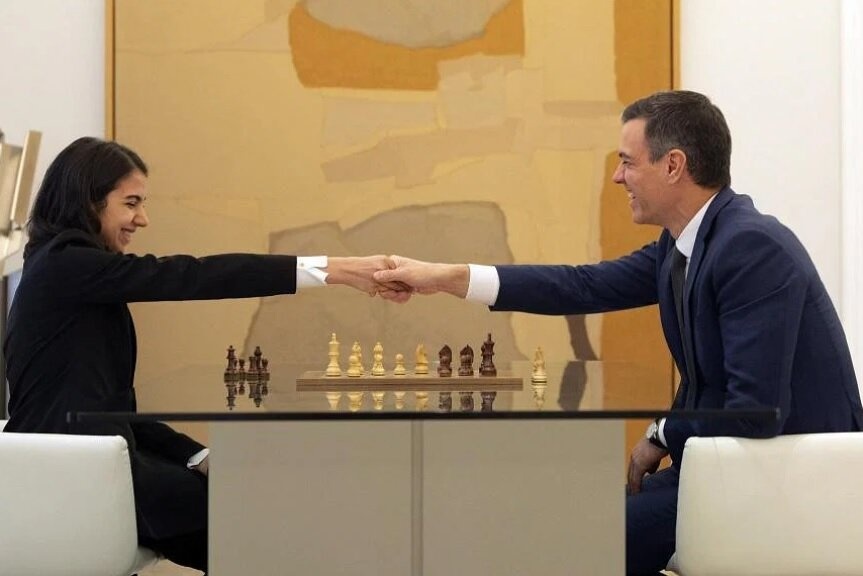 دیدار جنجالی دختر شطرنج‌باز ایرانی با نخست وزیر اسپانیا + عکس