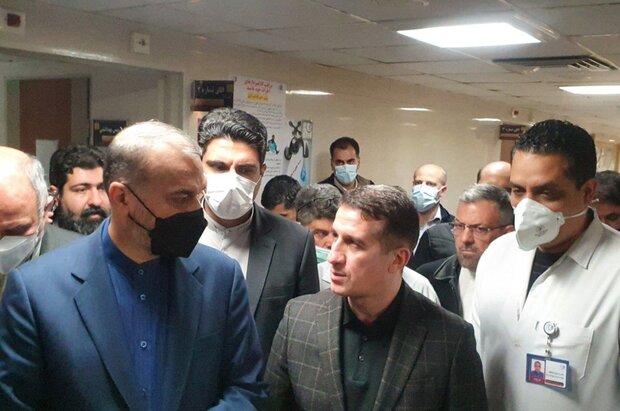 این وزیر دولت به عیادت مجروحان سفارتخانه رفت+ عکس