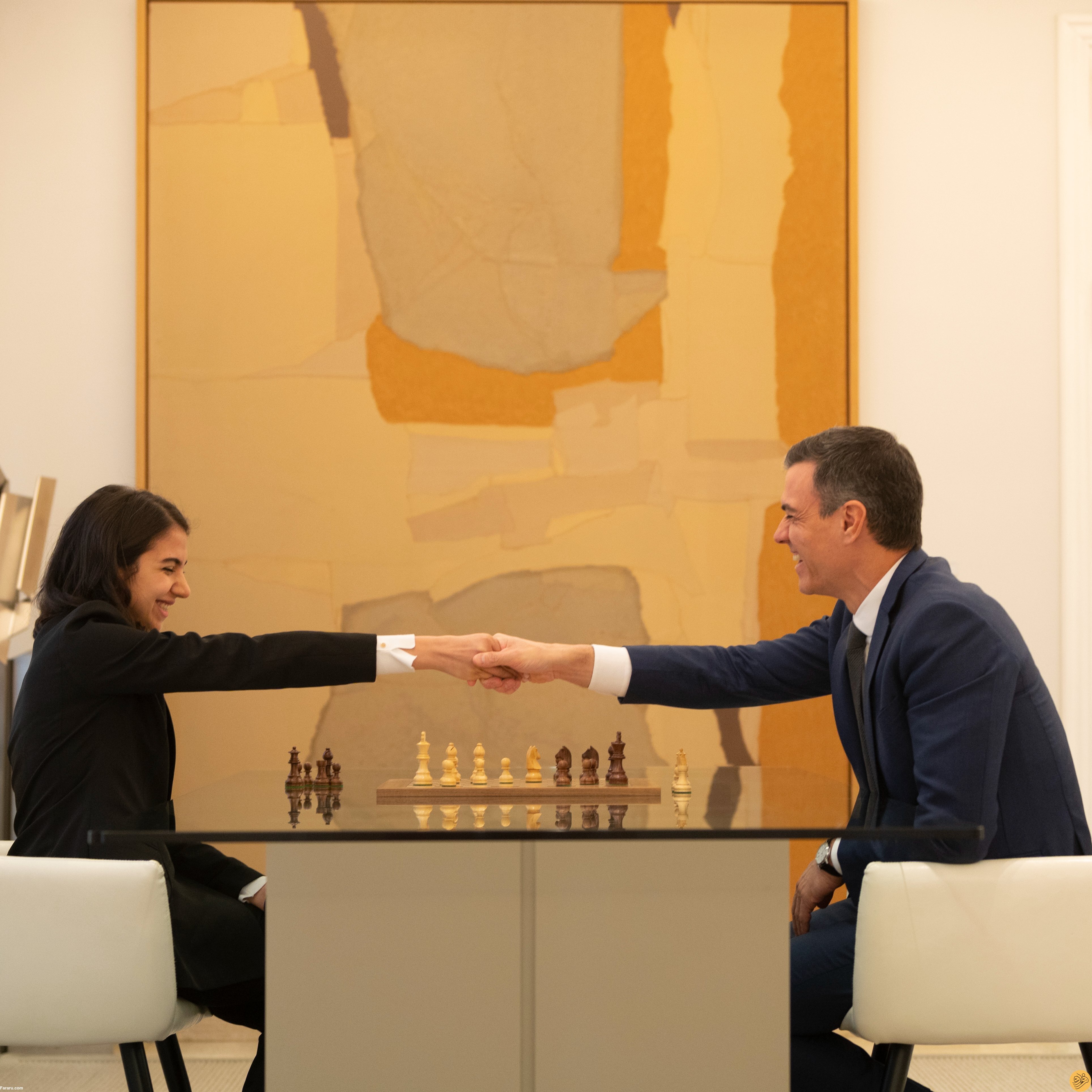 شطرنج بازی کردن دختر ایرانی با نخست وزیر اسپانیا + عکس