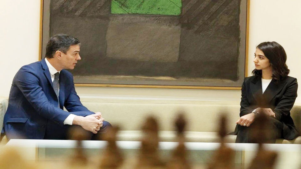 شطرنج بازی کردن دختر ایرانی با نخست وزیر اسپانیا + عکس