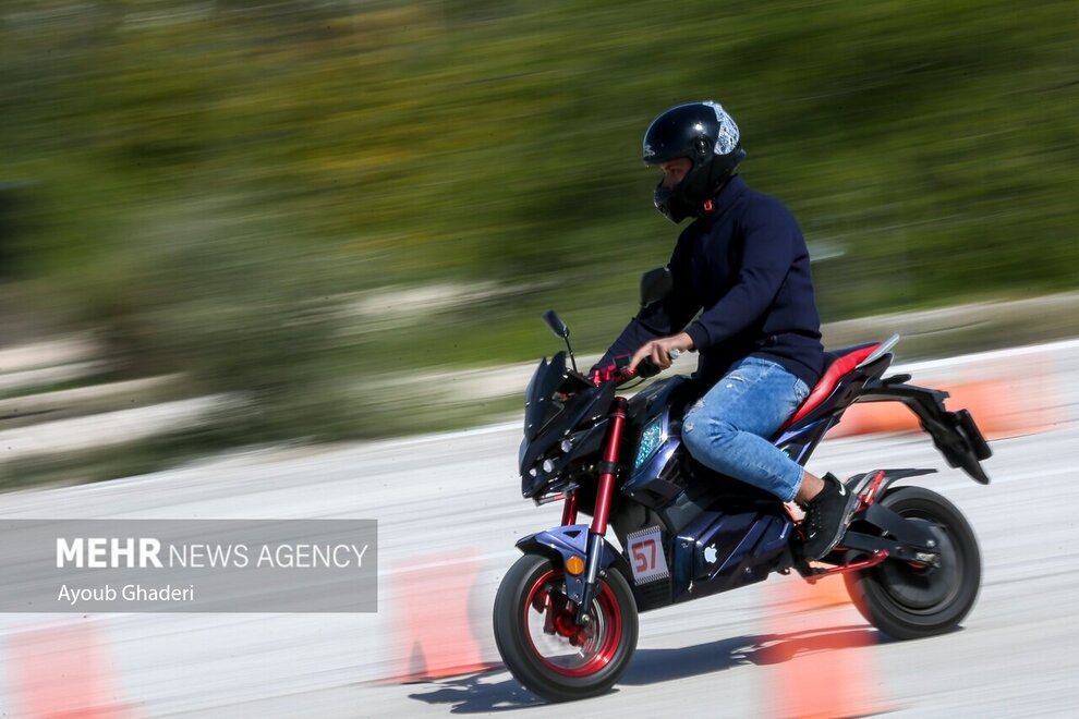 رالی حیرتانگیز خودروهای فوق لاکچری در کیش + عکس