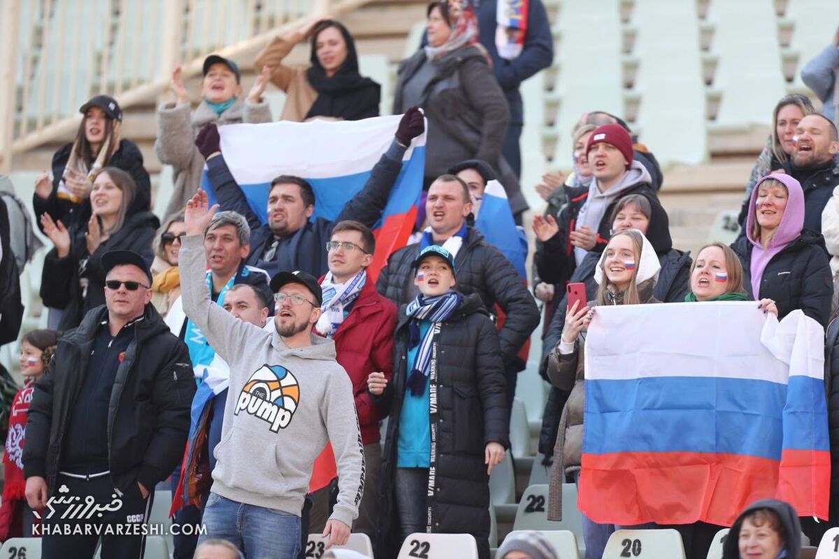 زنان روس در ورزشگاه، زنان اصفهانی پشت در