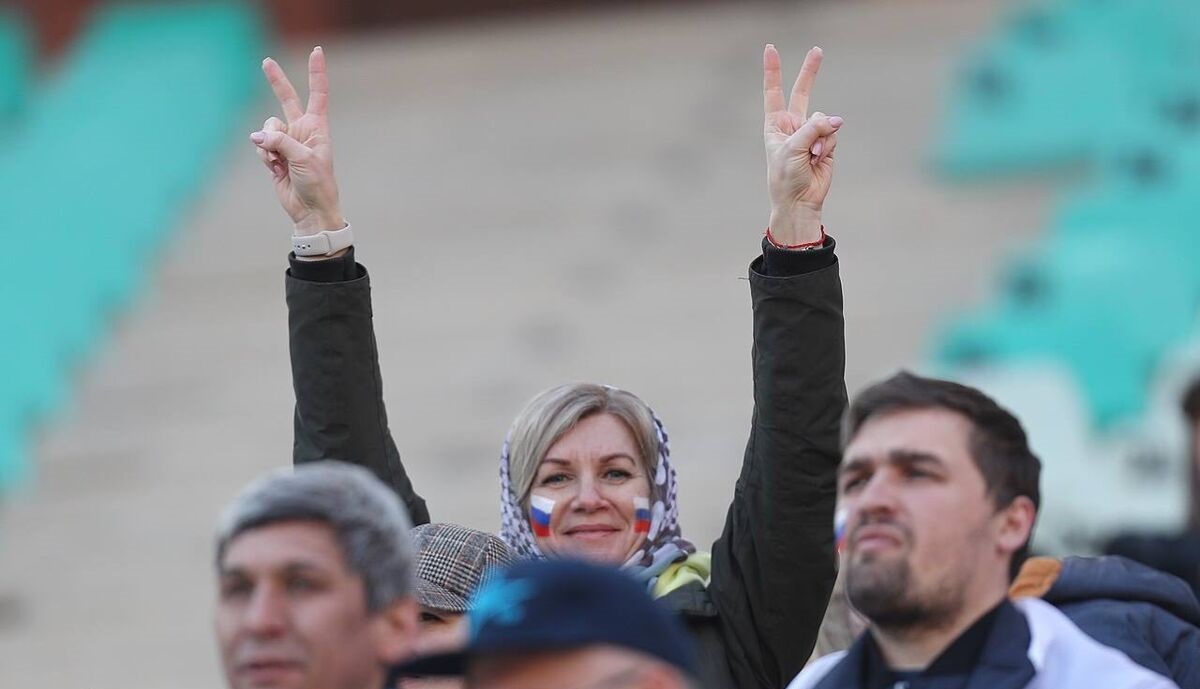 زنان روس در ورزشگاه، زنان اصفهانی پشت در