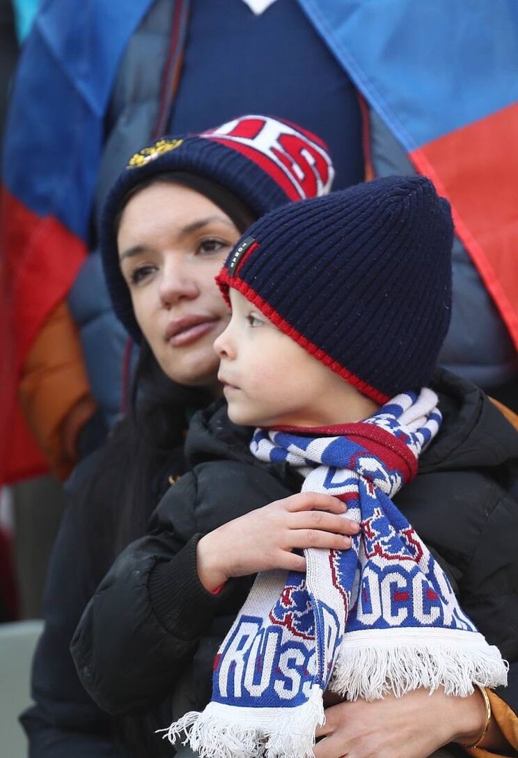 زنان روس در ورزشگاه، زنان اصفهانی پشت در