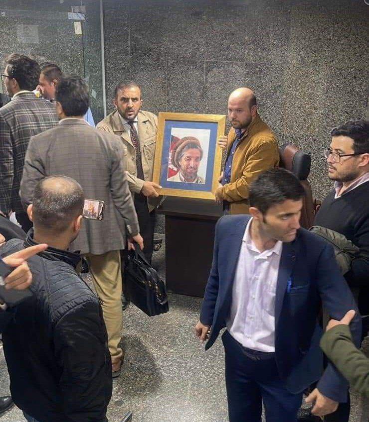 دیپلمات های افغانستان هنگام ترک سفارت کشورشان در تهران عکس احمد شاه مسعود را با خود بردند - سفارت بعد از تخلیه تحویل نمایندگان طالبان شد