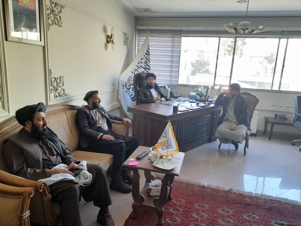 نمایندگان طالبان (امارت اسلامی افغانستان)‌ در اولین روز کاری در سفارت افغانستان در تهران