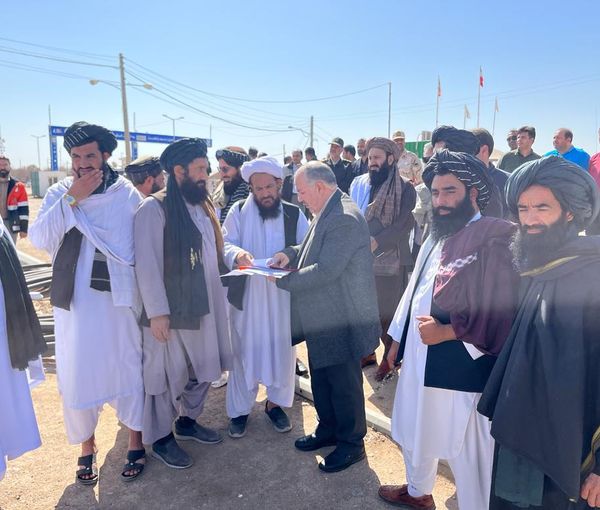 امضای اسناد تحویل زندانیان افغانستان در ایران به طالبان