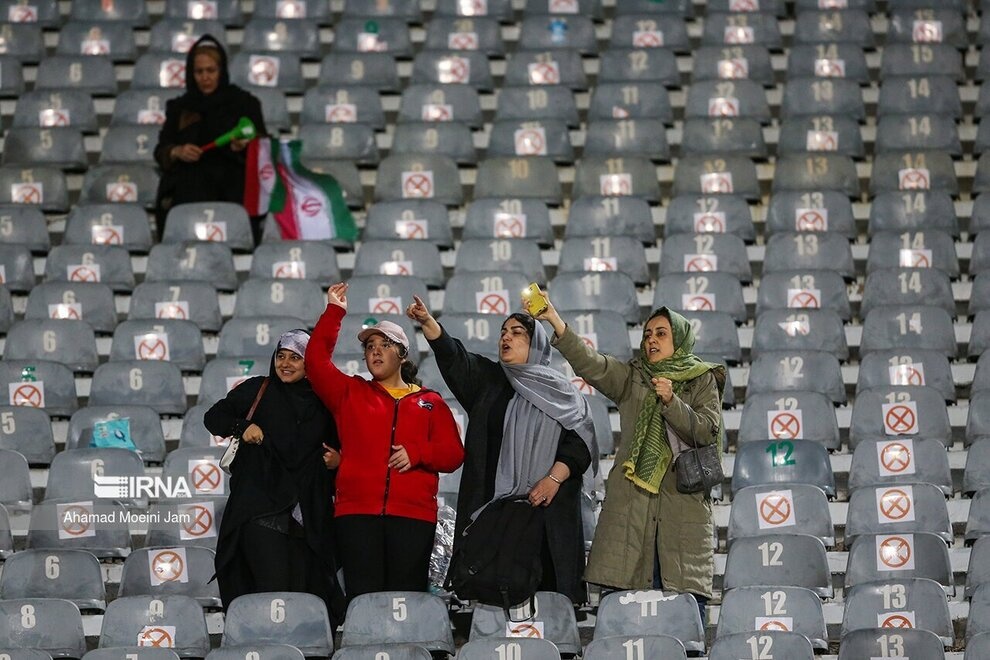 تفاوت تماشاچیان زن ایرانی و روس در ورزشگاه آزادی + عکس