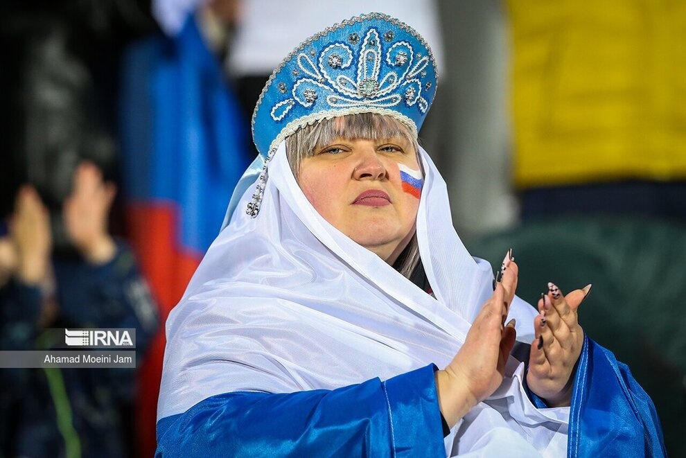 تفاوت تماشاچیان زن ایرانی و روس در ورزشگاه آزادی + عکس
