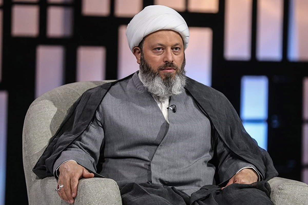 ناگهان یک روحانی روی آنتن تلویزیون زیر آواز زد + فیلم ناگهان یک روحانی روی آنتن تلویزیون زیر آواز زد + فیلم