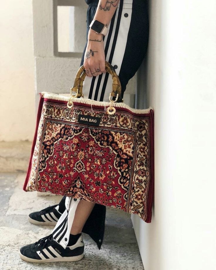 خبرآنلاین: برندی به تقلید از طرح فرش‌های ایرانی کیف و کفش و لباس طراحی کرده است.