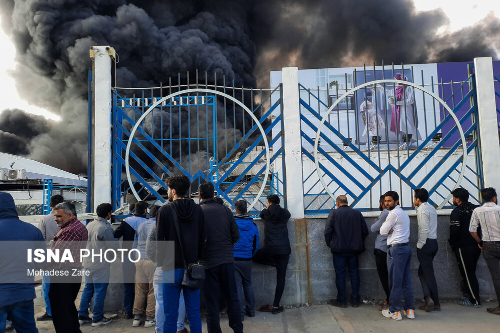 تصاویر وحشت‌آور آتش‌سوزی کارخانه مهم را ببینید