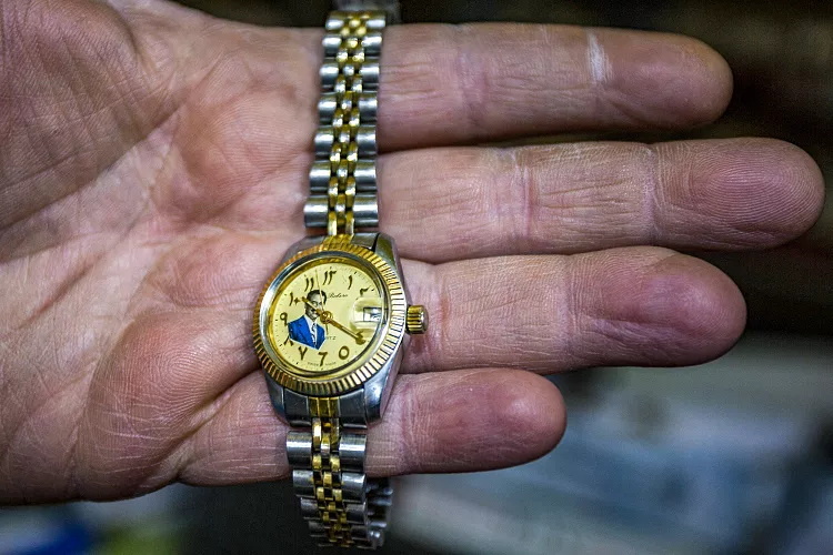 محبوبیت عجیب صدام در این کشور/ قاب موبایل با عکس صدام