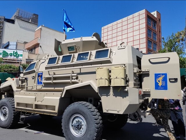 استقرار خودروی زرهی سپاه در میدان فلسطین