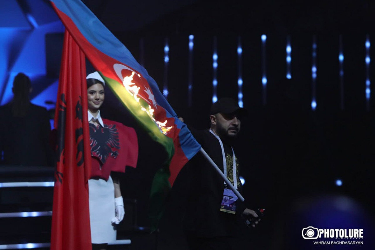 پرچم آذربایجان توسط ارمنی‌ها آتش گرفت + عکس