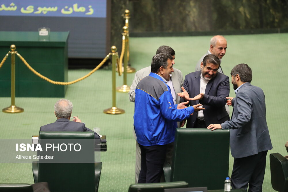 کدام نماینده امروز با لباس ایران خودرو به مجلس رفت؟