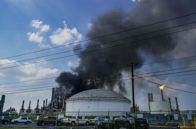 آتش‌سوزی بزرگ در پالایشگاه شرکت نفت و گاز «شل» در نزدیکی «هیوستونِ» تگزاس در آمریکا، ۹ کارگر را مصدوم و راهی بیمارستان کرد.