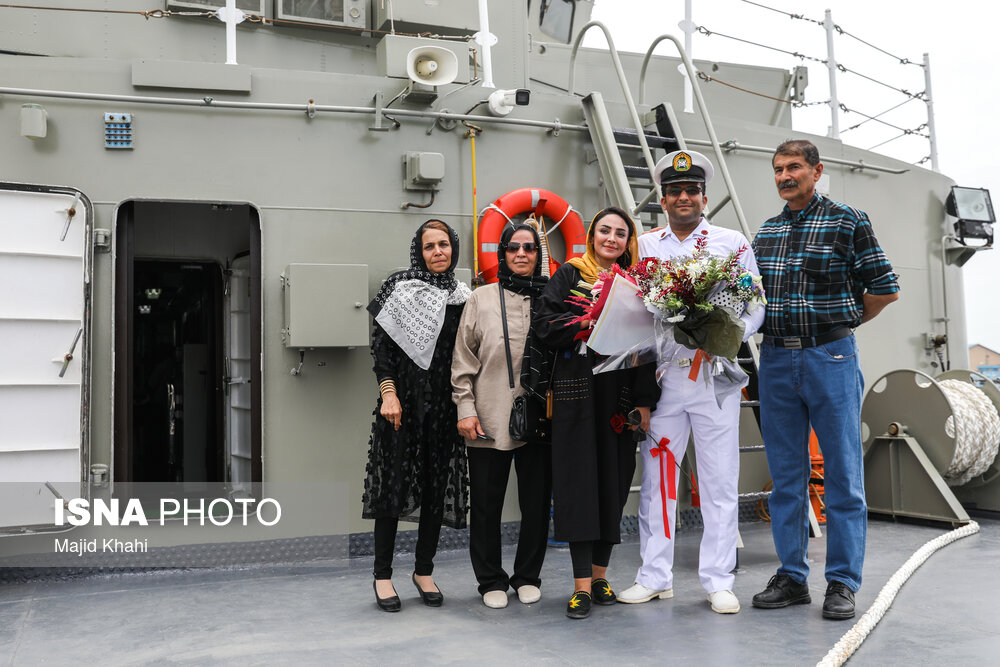 آیین رسمی استقبال از ناوگره ۸۶ نیروی دریایی ارتش با حضور سرلشکر باقری و سرلشکر موسوی در منطقه یکم این نیرو در بندرعباس برگزار شد.