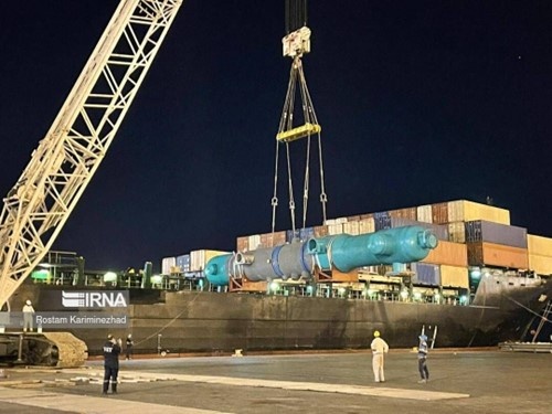 چهار نگله سنگین ۲۳۰ تنی در بندر شهید بهشتی چابهار تخلیه شد چهار نگله سنگین ۲۳۰ تنی در بندر شهید بهشتی چابهار تخلیه شد